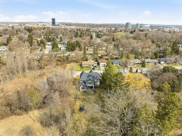 108 Avenue RD, Newmarket, ON L3Y 1N3