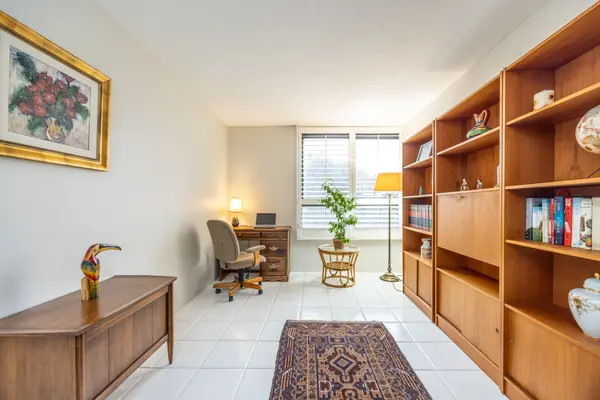 1300 Bloor ST #306, Mississauga, ON L4Y 3Z2