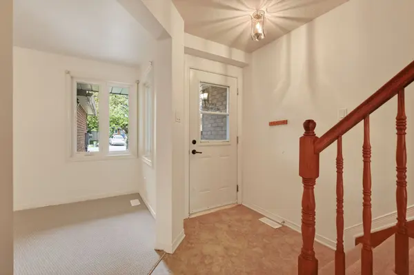 58 Robarts CRES, Kanata, ON K2L 4A5