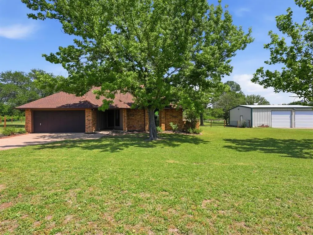 3028 English Creek Drive, Azle, TX 76020