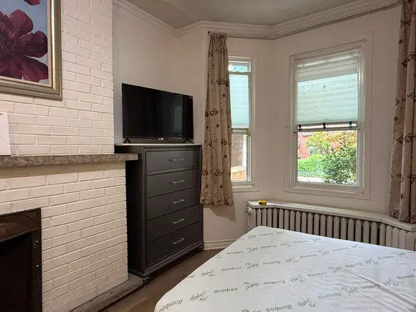 366 Lippincott ST #1A, Toronto C01, ON M5S 2P7