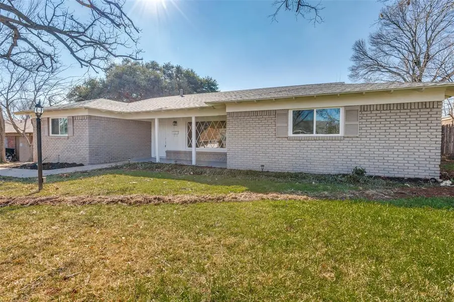4820 Briarwood Lane, Fort Worth, TX 76103