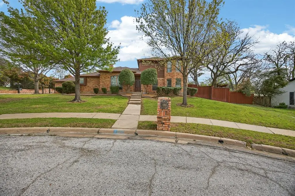 100 Castle Court, Irving, TX 75038