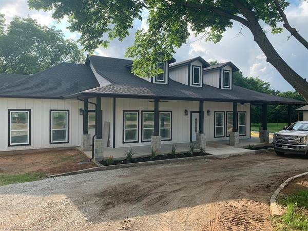 410 S Wickham Street,  Alvord,  TX 76225