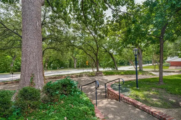 2501 W Prairie Creek Drive, Richardson, TX 75080