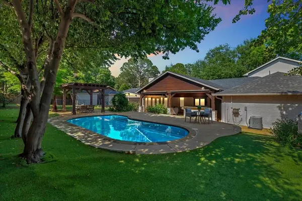 1943 Camelot Drive, Grapevine, TX 76051
