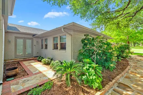 1943 Camelot Drive, Grapevine, TX 76051