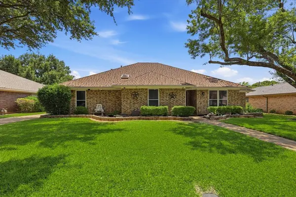 2008 Iron Horse Court, Arlington, TX 76017