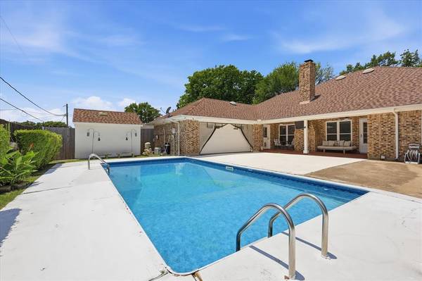 2008 Iron Horse Court, Arlington, TX 76017