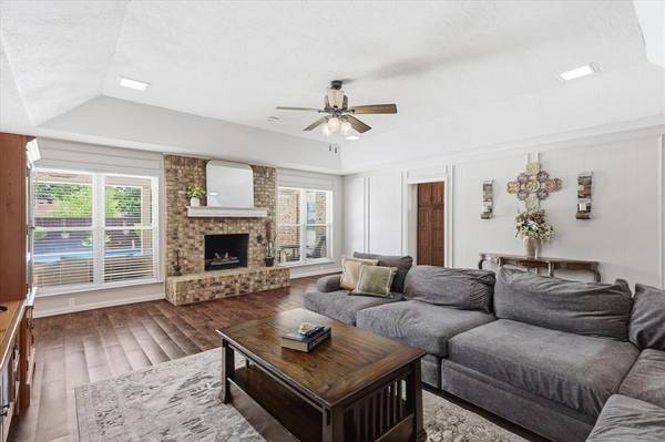 2008 Iron Horse Court, Arlington, TX 76017