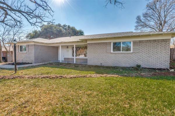 4820 Briarwood Lane, Fort Worth, TX 76103