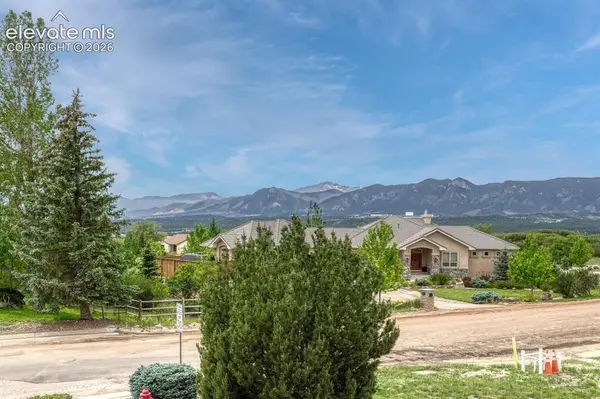 290 Lariat LN, Colorado Springs, CO 80921