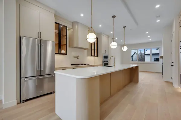 1634 21 AVE NW, Calgary, AB T2M 1M1