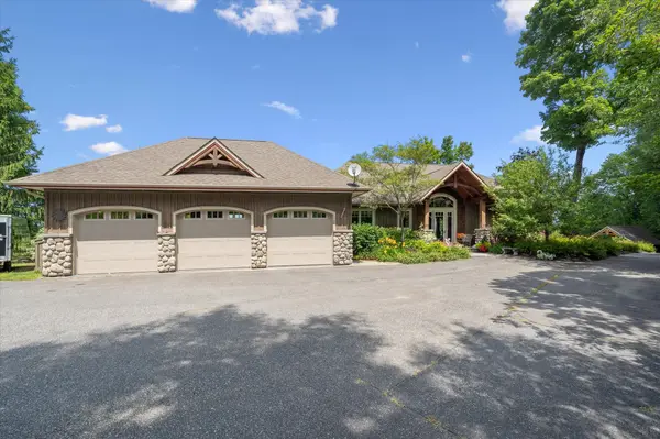 904 Aspdin RD, Huntsville, ON P1H 2J2