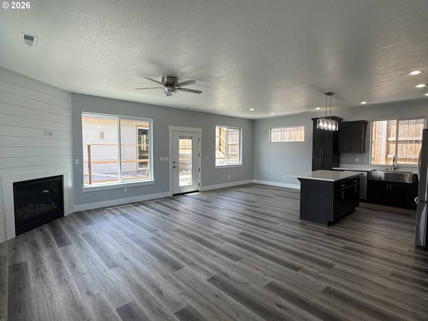 135 ELKTON ST, Sutherlin, OR 97479