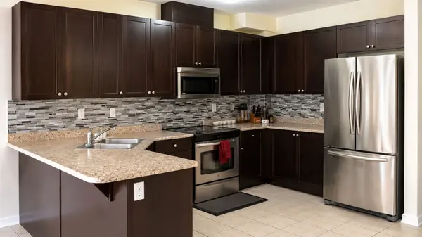 881 Oasis DR #Upper, Mississauga, ON L5V 0C6