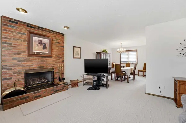 77 Allan Close, Red Deer, AB T4R1A4