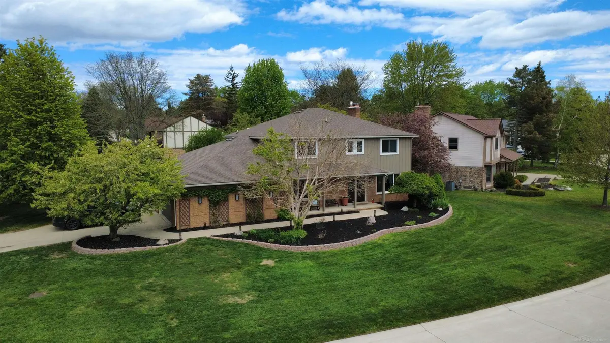 2495 Chalet DR, Rochester Hills, MI 48309