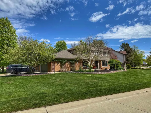 2495 Chalet DR, Rochester Hills, MI 48309
