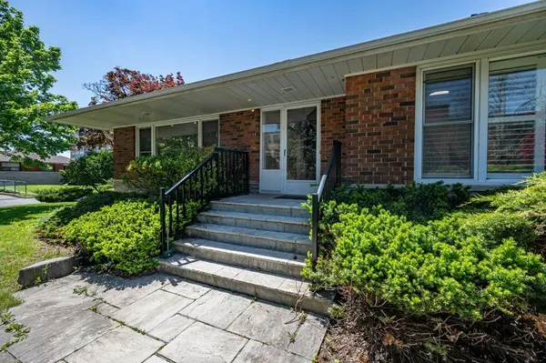 33 Tinder CRES, Toronto C13, ON M4A 1L2