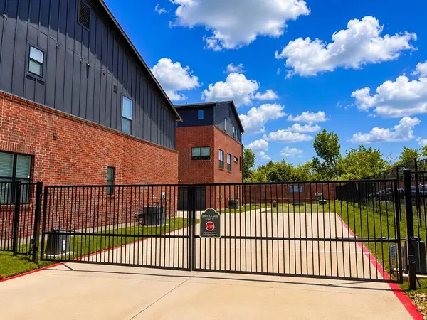2825 Stanley Avenue, Fort Worth, TX 76110
