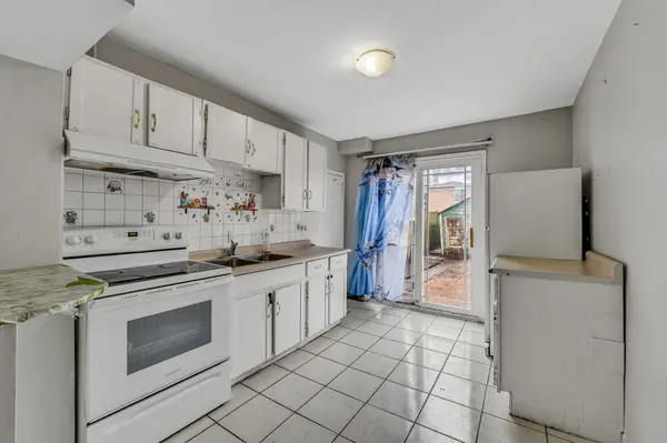 20 Kelvin AVE, Toronto E02, ON M4C 5C8