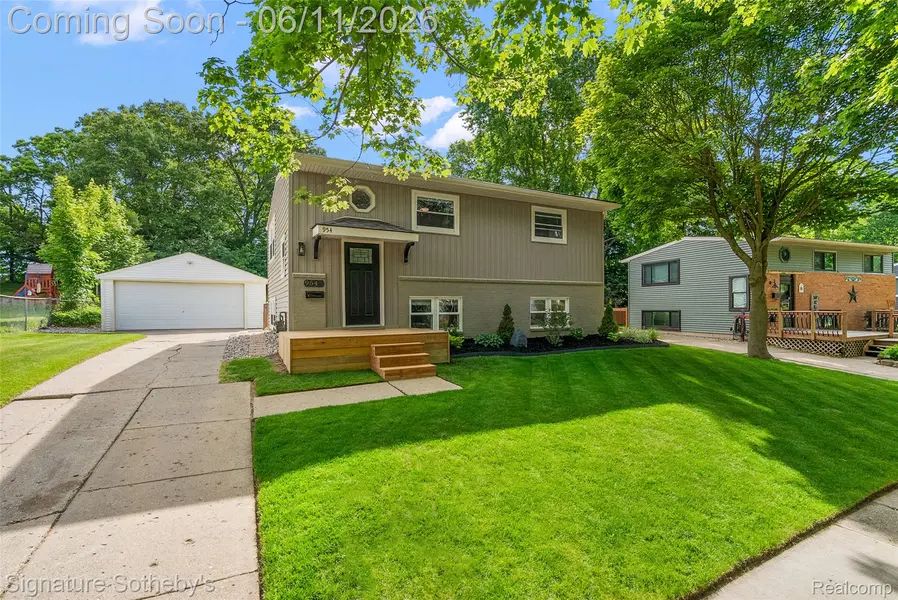 954 Panorama DR, Milford Village, MI 48381