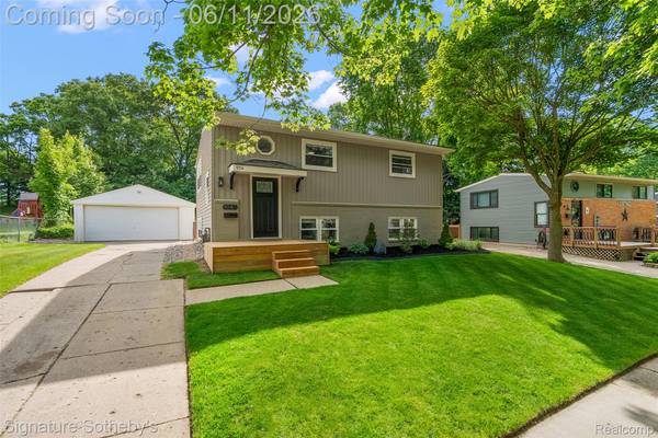 954 Panorama DR, Milford Village, MI 48381