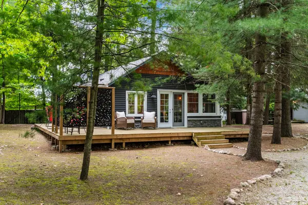 14 Thunder Bay LN, Tiny, ON L9M 2H7