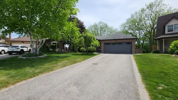 376 Wakefield PL, Newmarket, ON L3Y 6N6