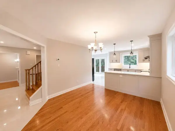 1054 Chateau CT, Mississauga, ON L5H 4J8