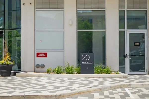 20 Brin DR #103, Toronto W08, ON M8X 1Y6