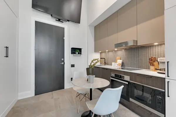 20 Brin DR #103, Toronto W08, ON M8X 1Y6