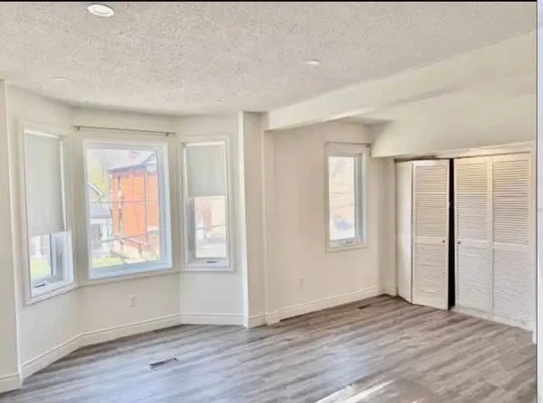 137 queen ST S, Hamilton, ON L8P 3S3