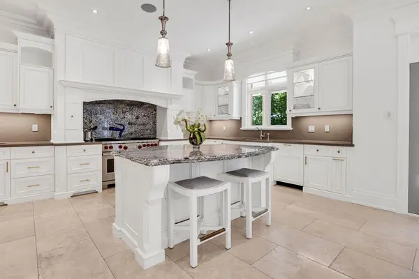 240 Poplar DR, Oakville, ON L6J 4C8