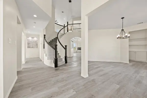828 Mallard Pointe Drive, Grand Prairie, TX 75104