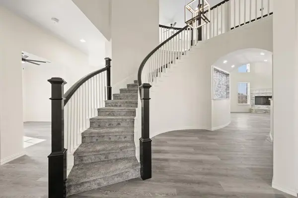828 Mallard Pointe Drive, Grand Prairie, TX 75104