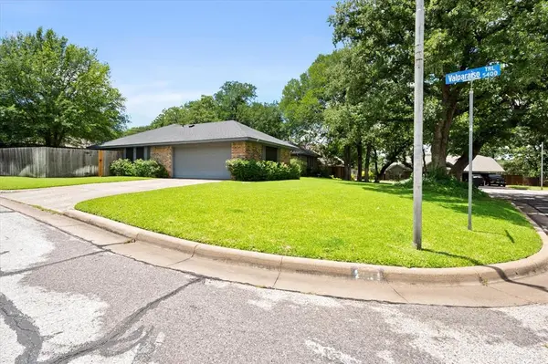 2811 Valparaiso Trail, Arlington, TX 76017