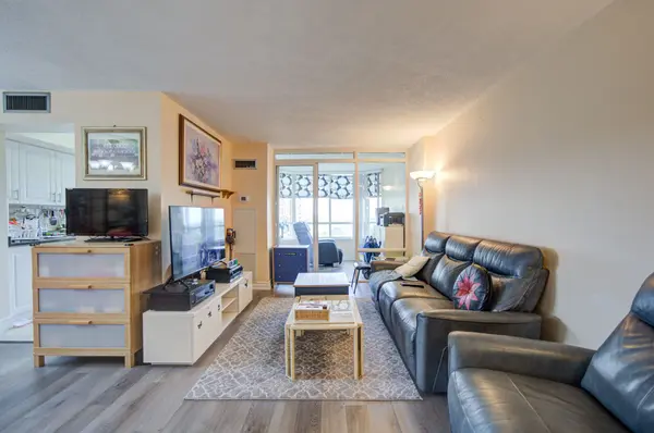 330 Alton Towers CIR #1112, Toronto E07, ON M1V 5H3