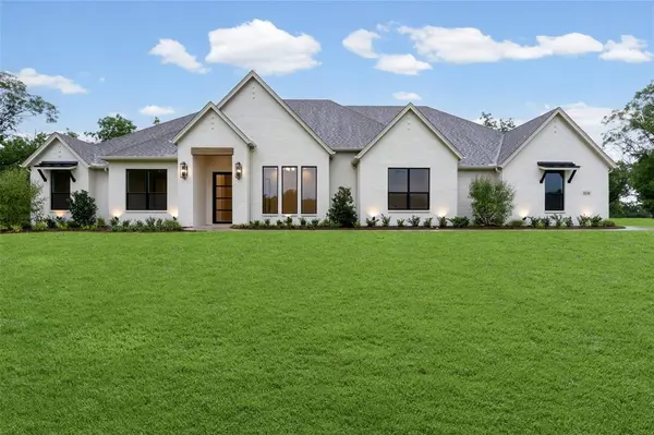 1130 E Landings N, Granbury, TX 76049