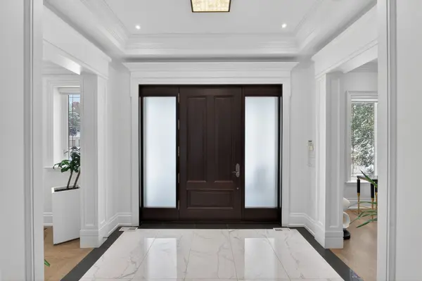 27 Laureleaf RD, Markham, ON L3T 2X4