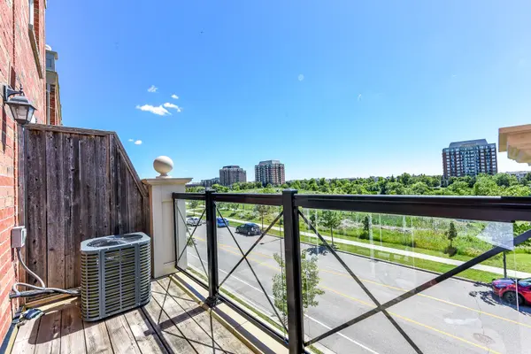51 Hays BLVD #19, Oakville, ON L6H 0J1