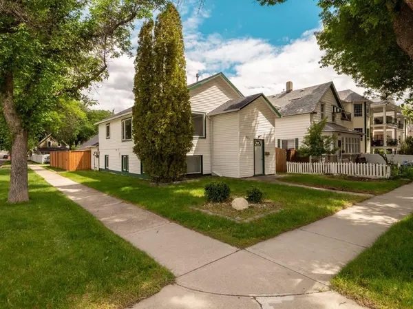 803 6 ST S, Lethbridge, AB T1J 2E7