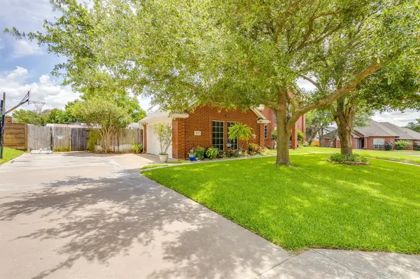 435 Arbor Lawn Drive, Burleson, TX 76028