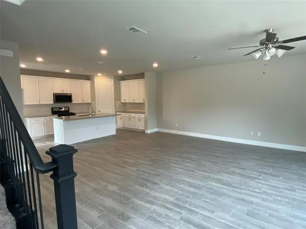 801 Ponds Edge Lane, Euless, TX 76040