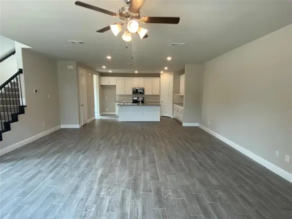 801 Ponds Edge Lane, Euless, TX 76040