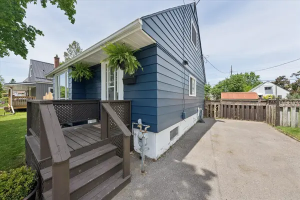 542 O'connell RD, Peterborough, ON K9J 4E3