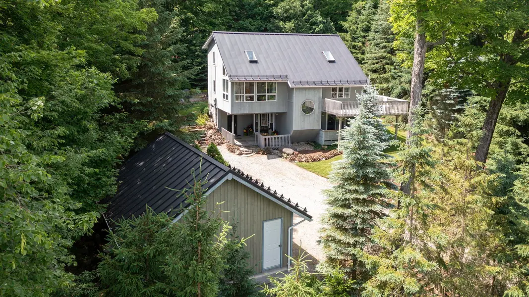 1806 Valley RD, Huntsville, ON P1H 1A8