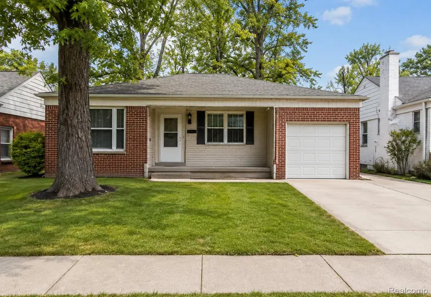 20882 Hawthorne ST, Harper Woods, MI 48225