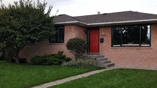 1283 Daimler RD, Mississauga, ON L5J 3T3